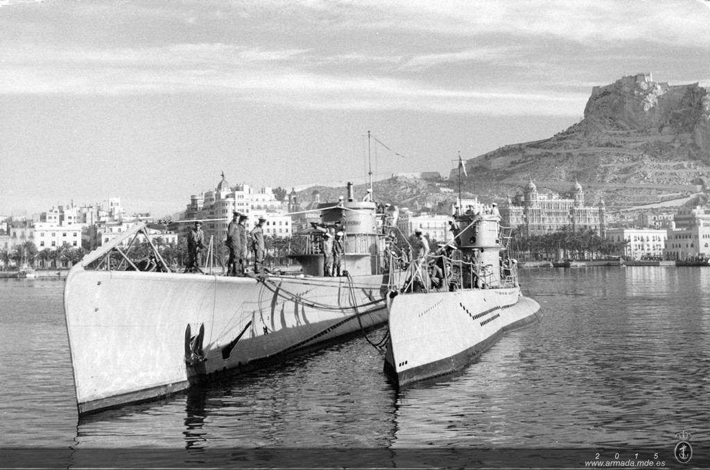 1952. Submarino D pasando a popa crucero Miguel de Cervantes. Foto colección Diego Quevedo